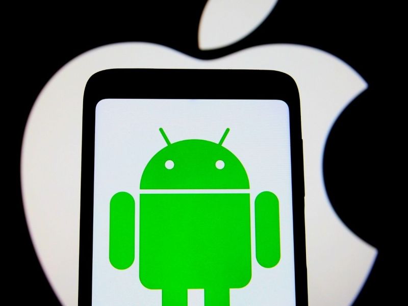 Android Logo vor Apple Logo