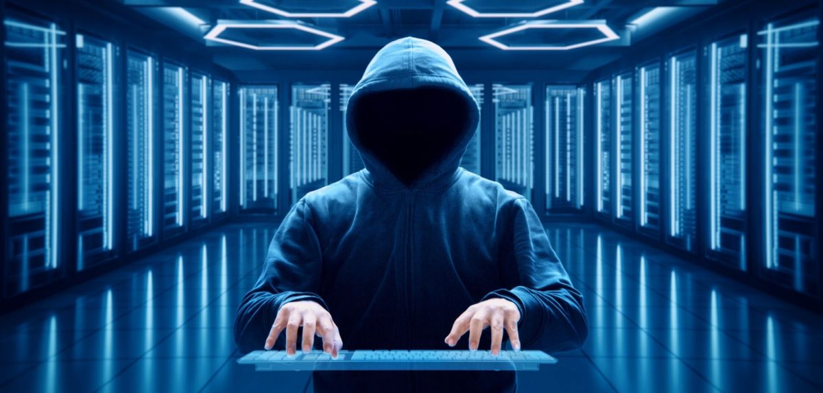 Hacker steht an Tastatur
