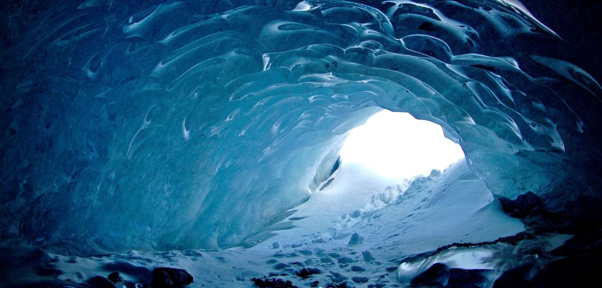 Höhle unter dem Eis