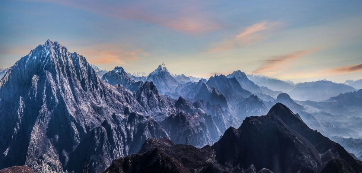Verblassende Berglandschaft des Himalaya