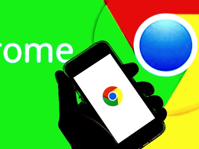 Google Chrome Logo auf Handy und im Hintergrund