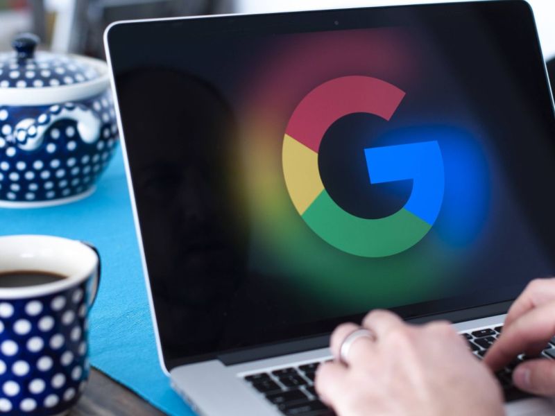 laptop mit google-logo