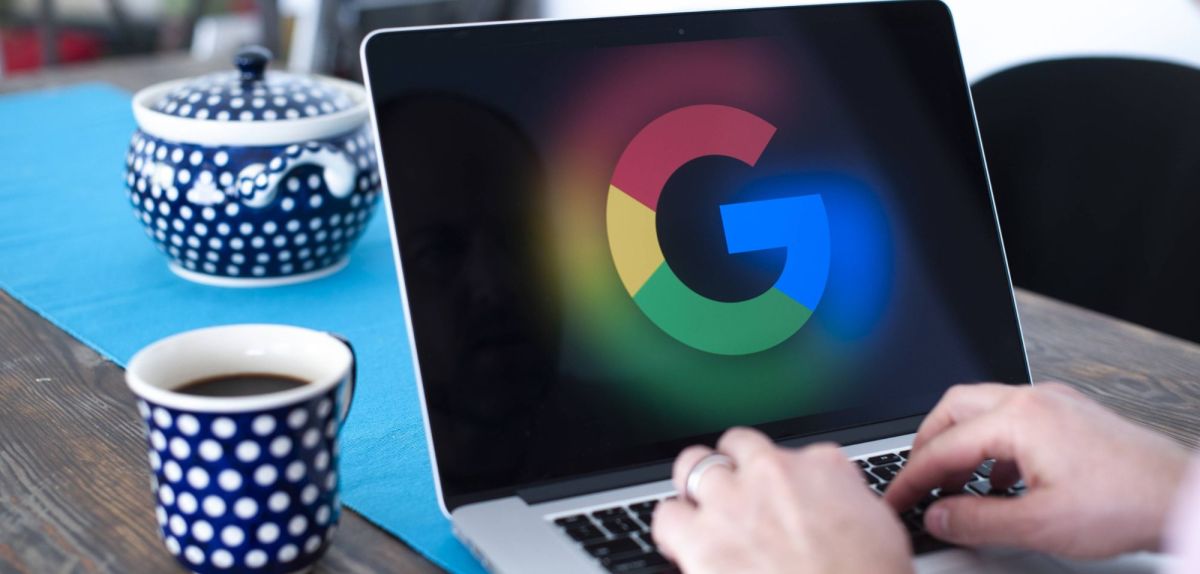 laptop mit google-logo
