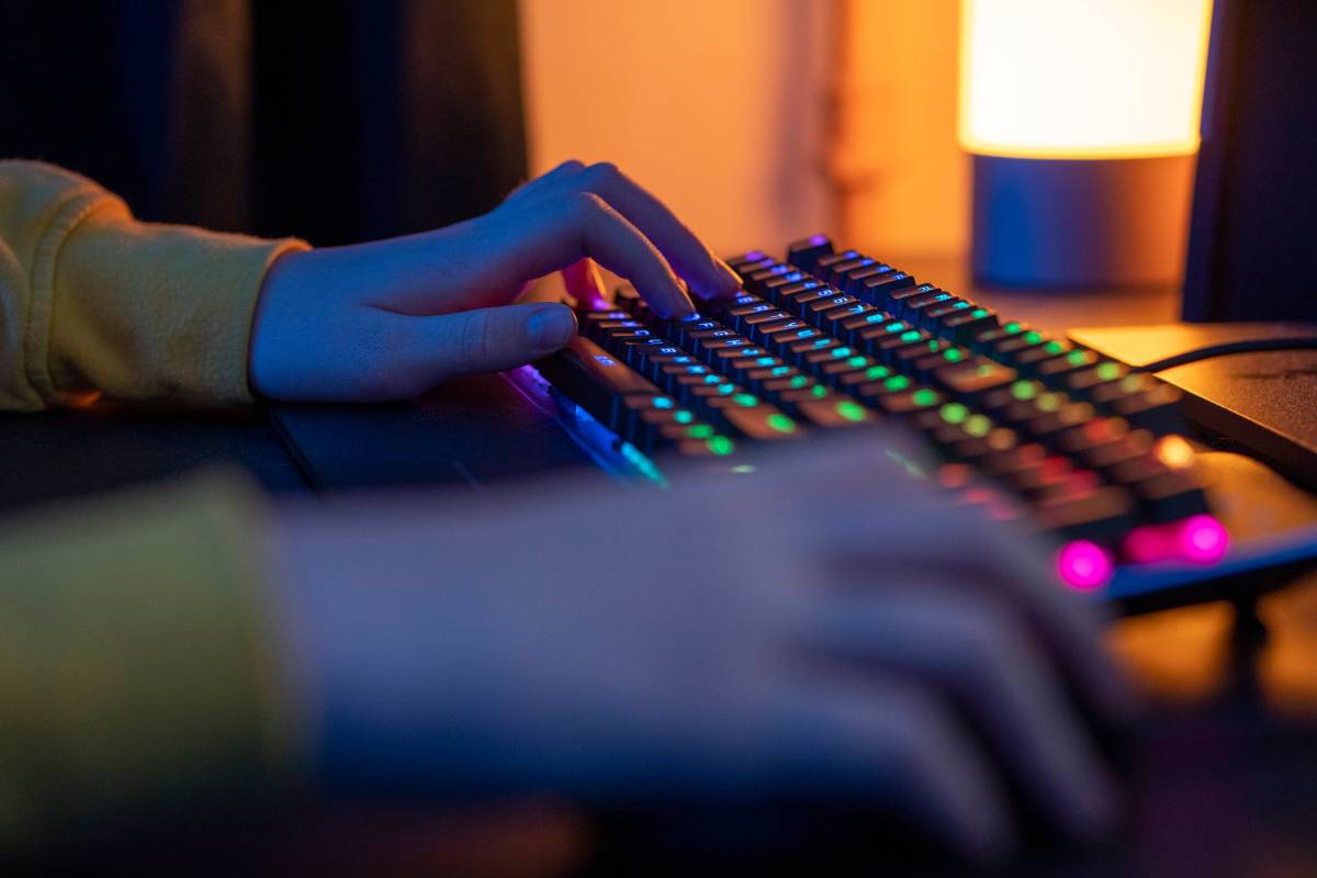 Hände auf Gaming-Tastatur