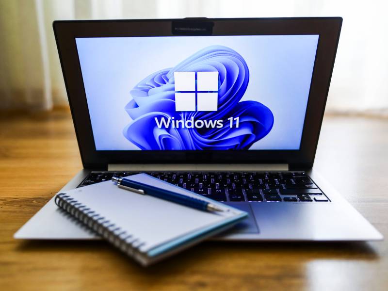 Windows 11 Logo auf Laptop-Display