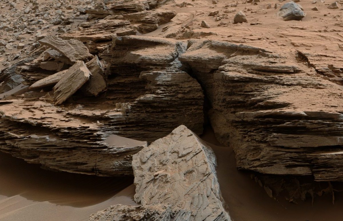 Gefaltete Gesteinsschichten an einem Gesteinsvorsprung auf dem Mars