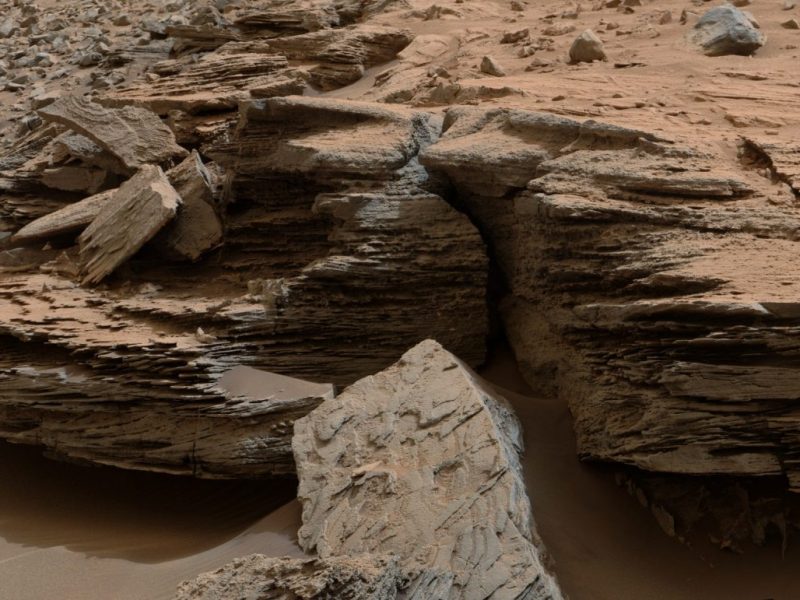 Gefaltete Gesteinsschichten an einem Gesteinsvorsprung auf dem Mars