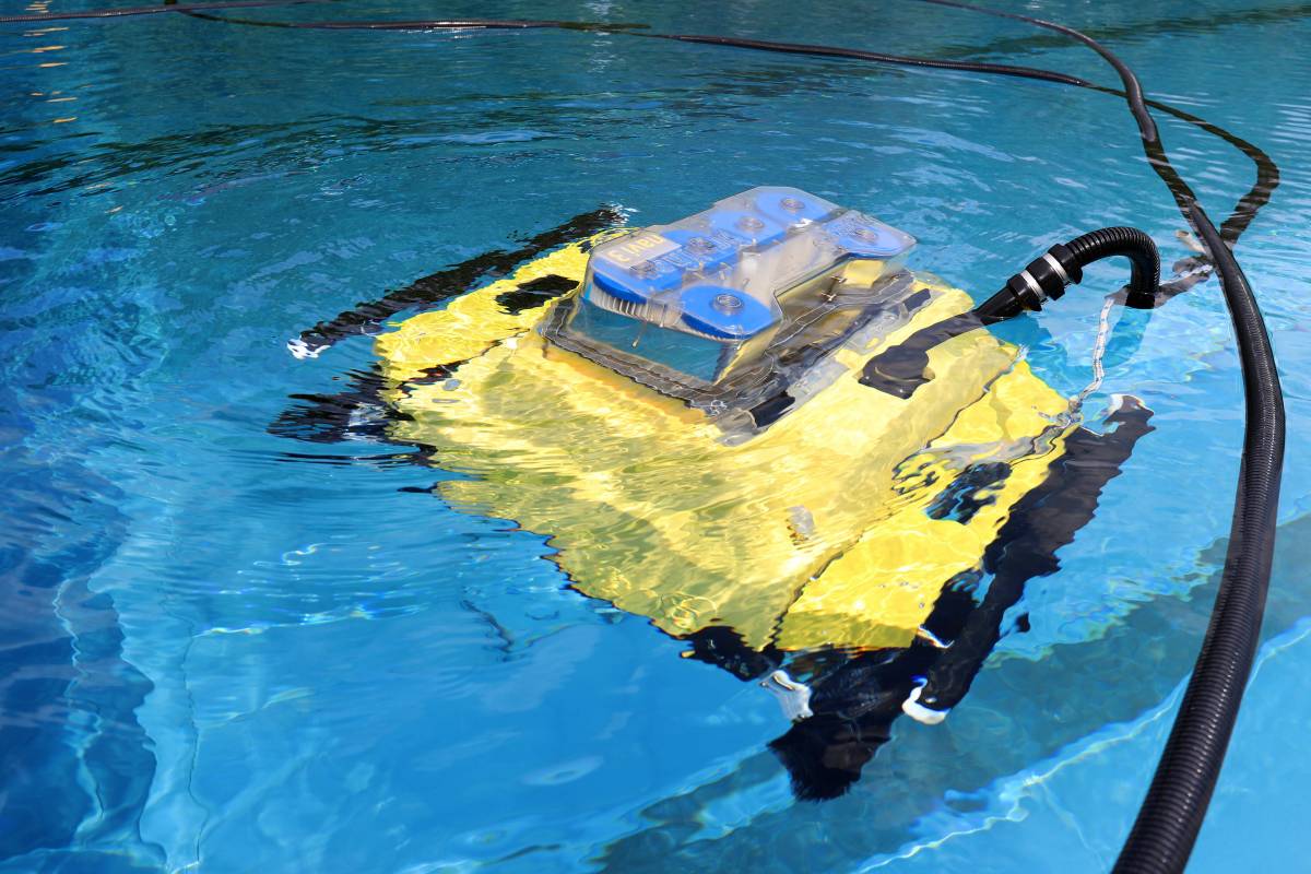 Poolroboter im Wasser