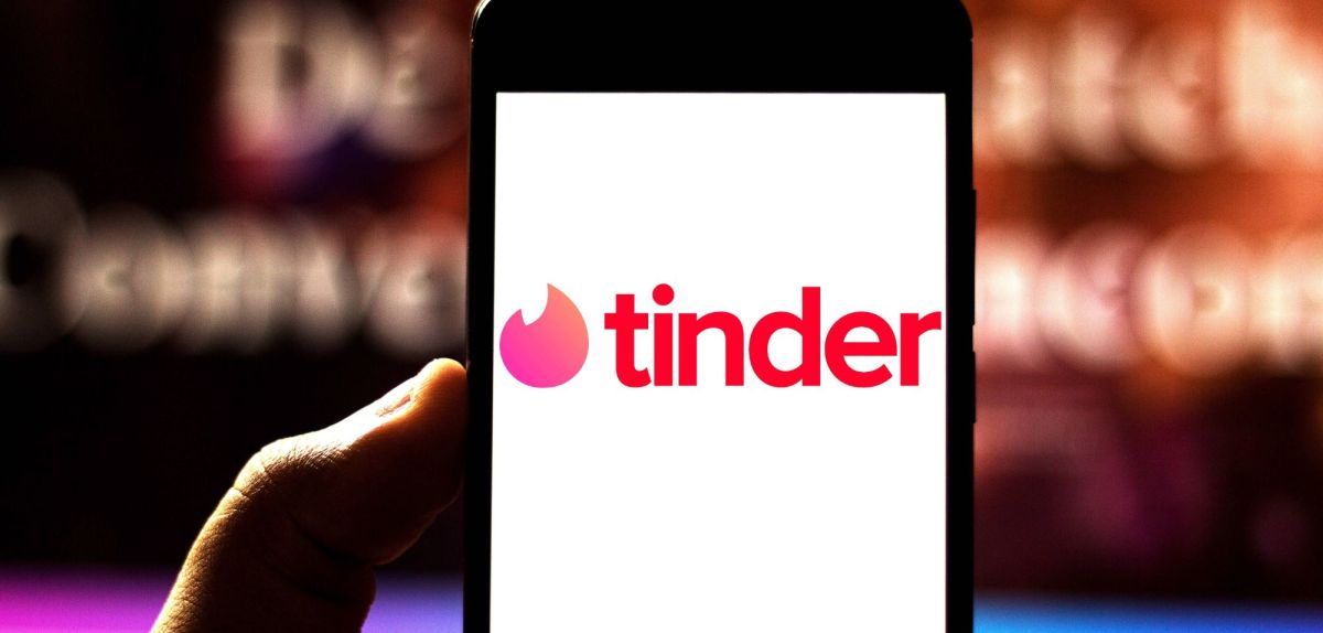 Tinder-Logo auf Smartphone-Screen