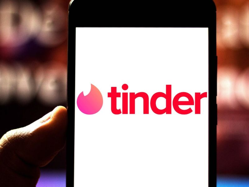 Tinder-Logo auf Smartphone-Screen