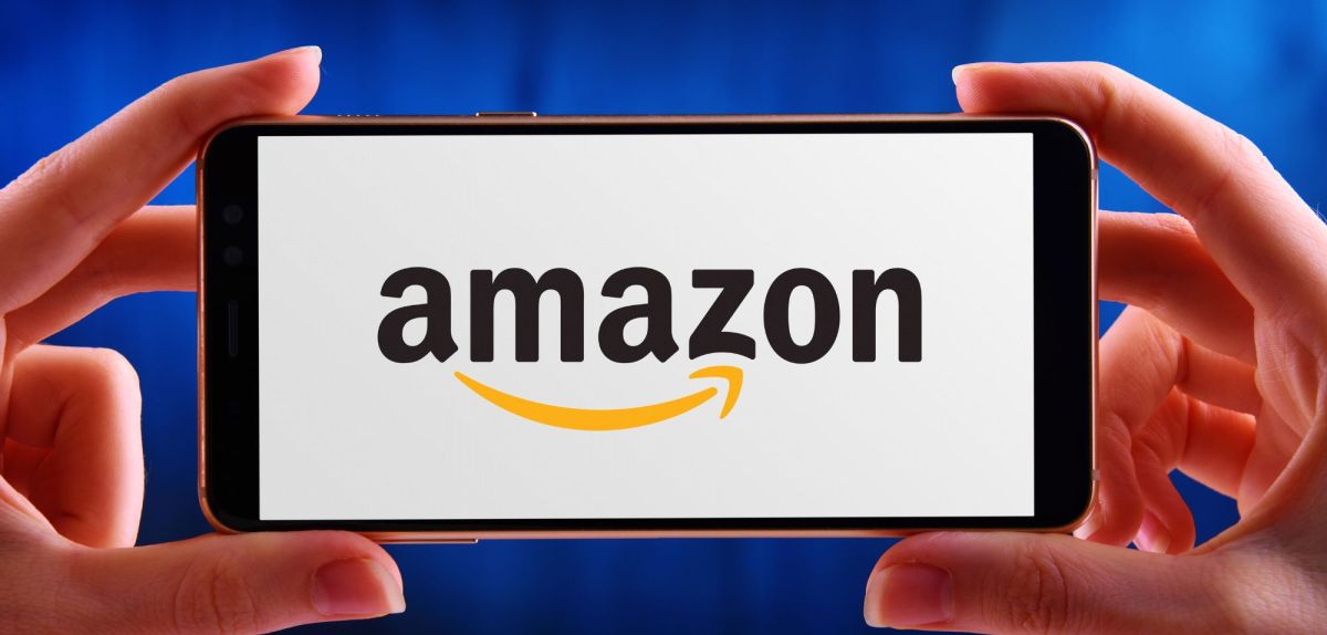 Amazon-Logo auf einem Handy.