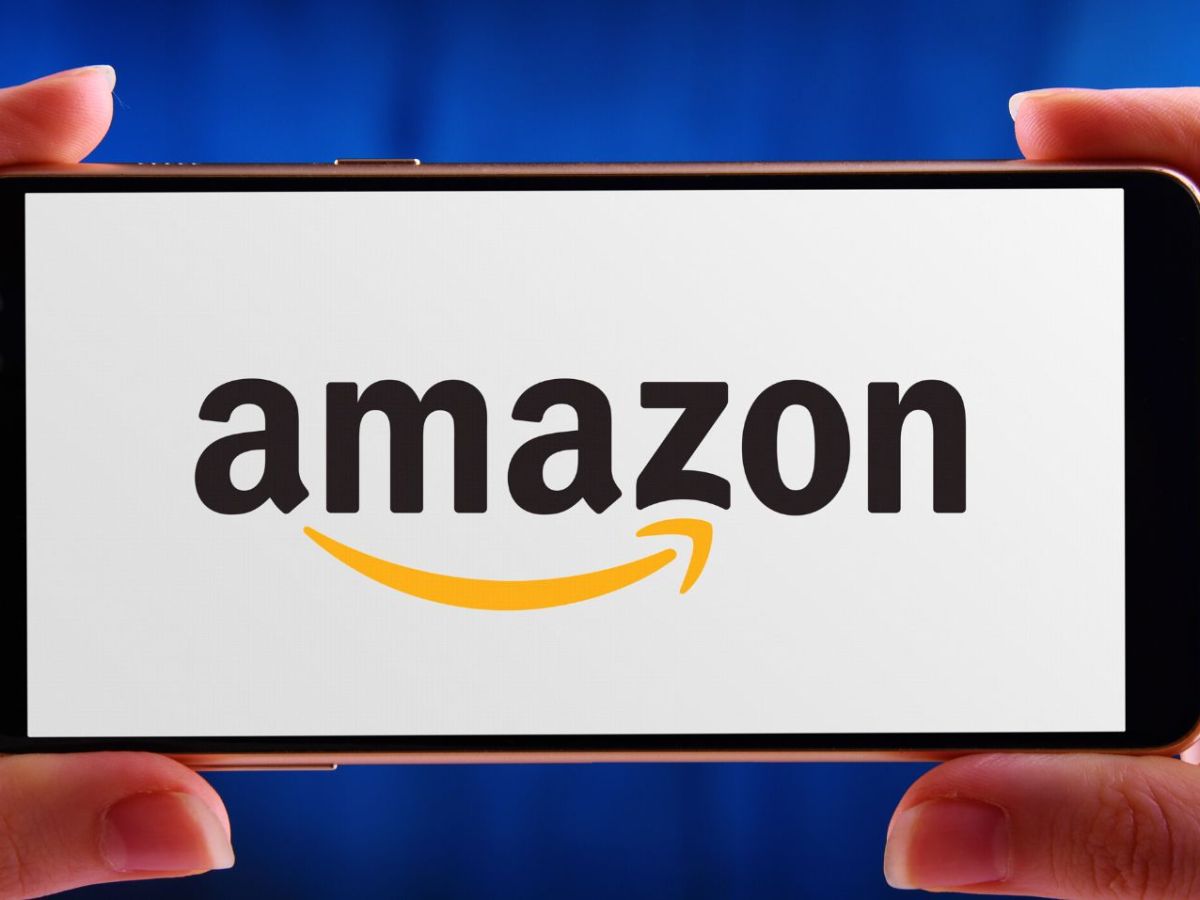 Amazon-Logo auf einem Handy.
