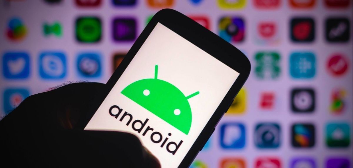 Android Logo auf Smartphone und viele Apps im Hintergrund