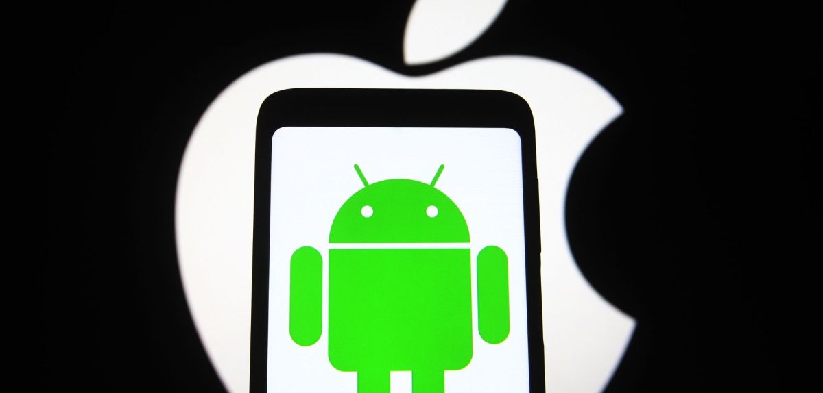 Android Handy samt Logo vor Apple Logo