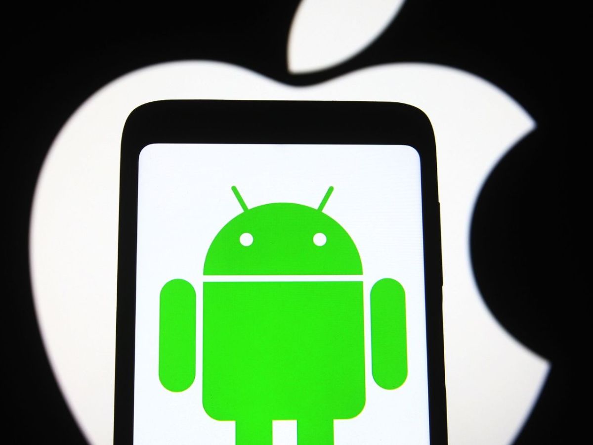 Android Handy samt Logo vor Apple Logo