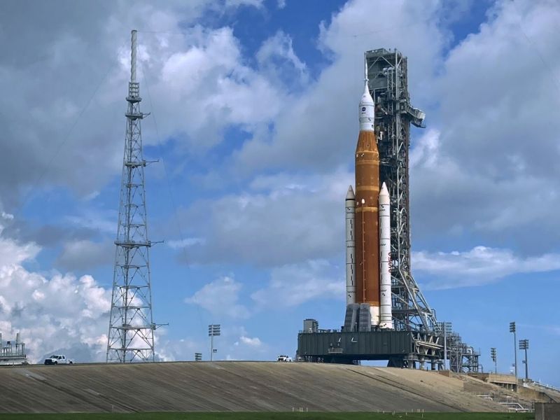 Space Launch System (SLS)-Rakete der NASA mit dem Orion-Raumschiff an Bord auf einer mobilen Trägerrakete, als sie aus dem Vehicle Assembly Building zum Startkomplex 39B im Kennedy Space Center rollt