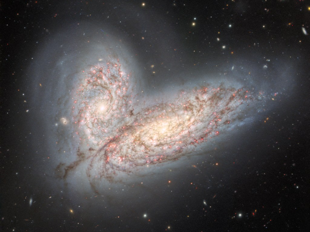 Bild von zwei Galaxien, die aufeinandertreffen.