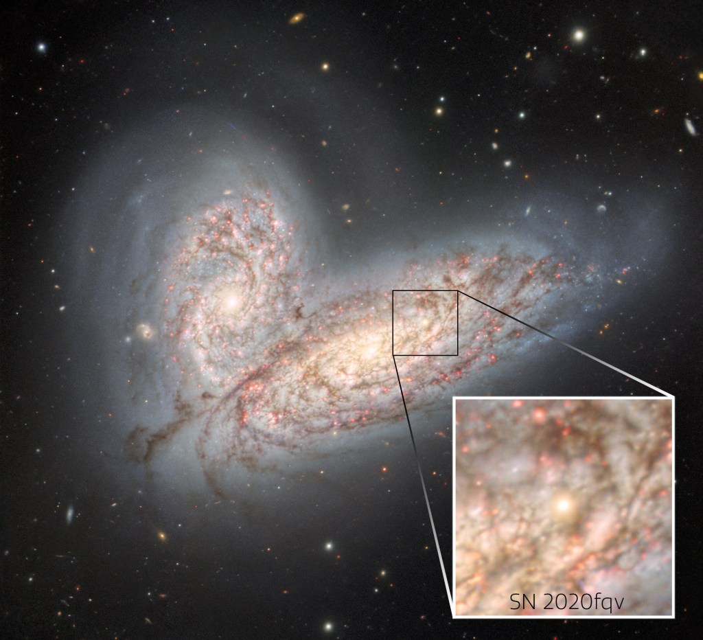 Foto zweier verschmelzender Galaxien mit Supernova.
