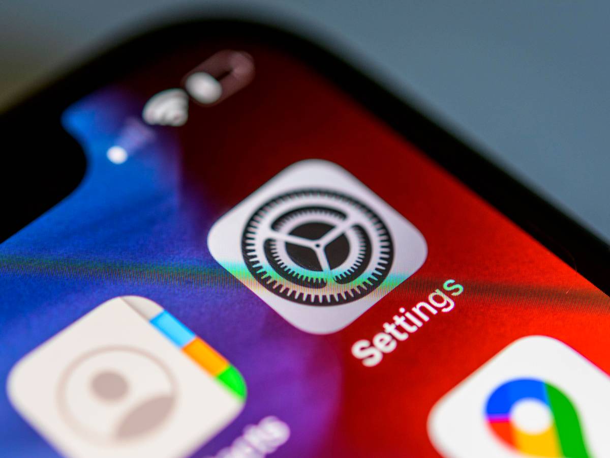 „Solltest du abstellen“: Expertin warnt vor 4 versteckten Einstellungen auf deinem Handy – sie verfolgen jeden Schritt