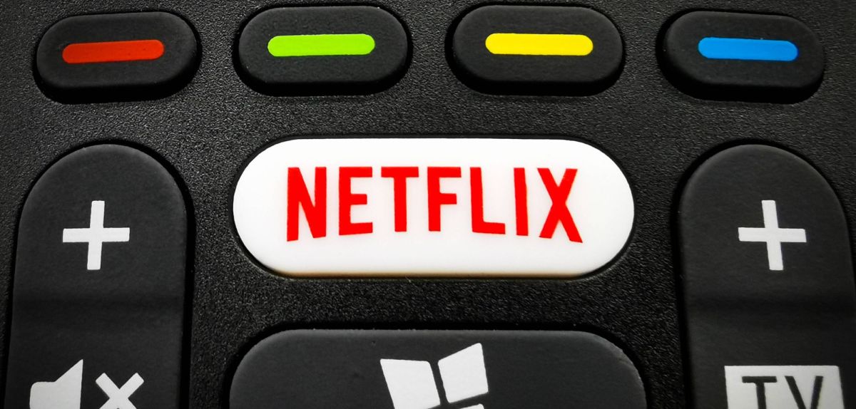 Netflix-Logo auf einer TV-Fernbedienung.