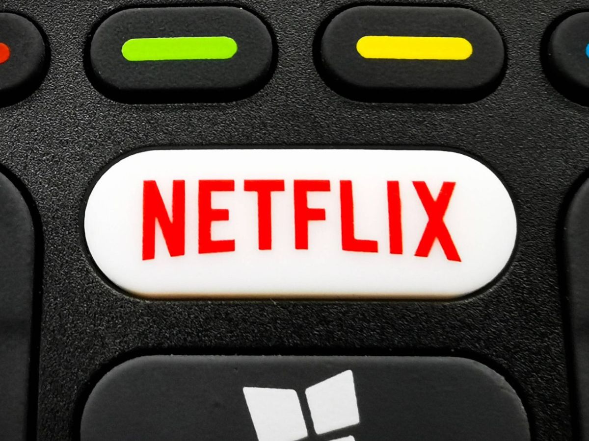 Netflix-Logo auf einer TV-Fernbedienung.