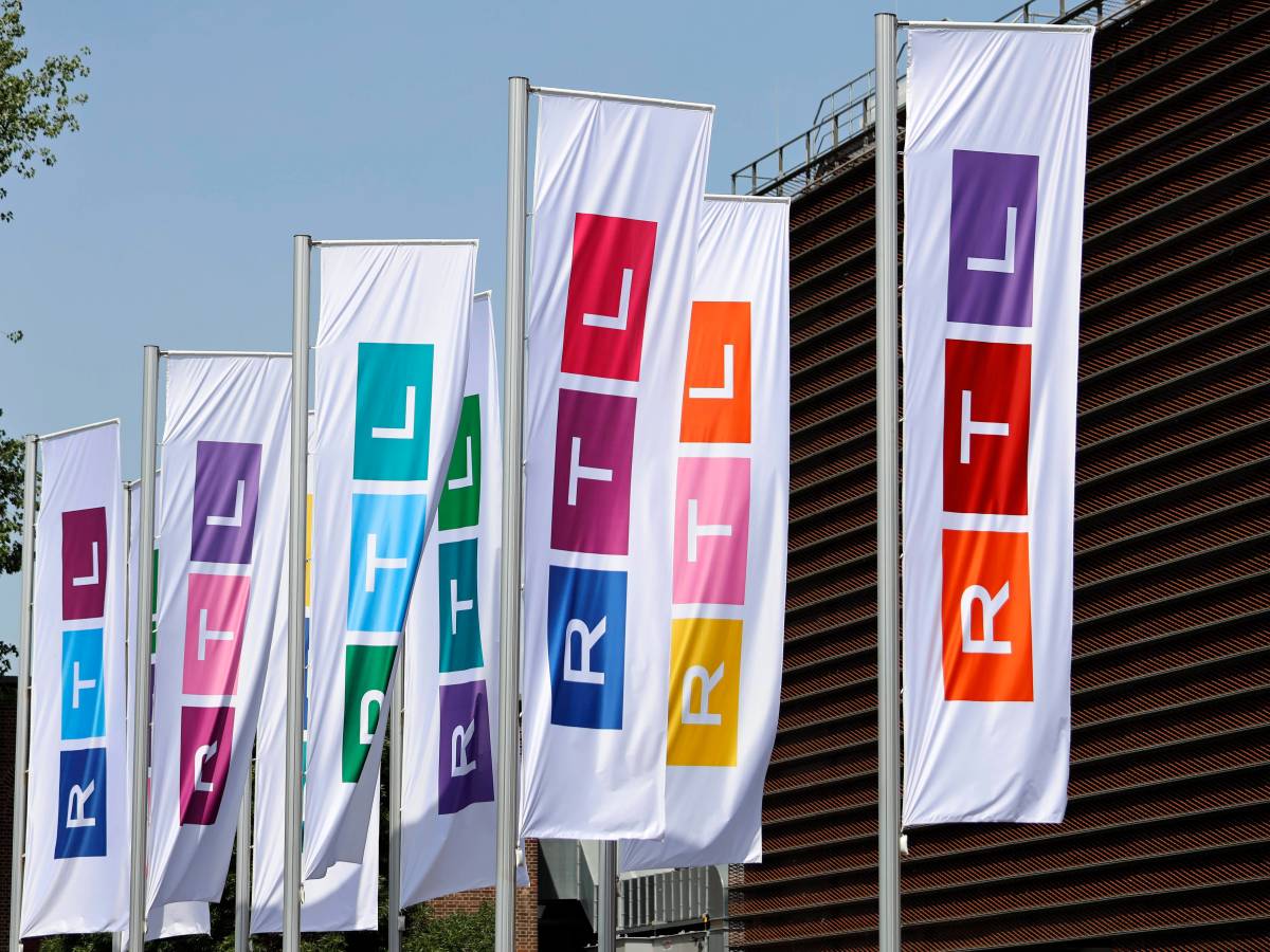 Flaggen mit dem Logo von RTL Television