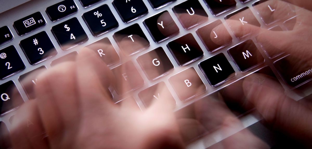 hände gleiten über tastatur