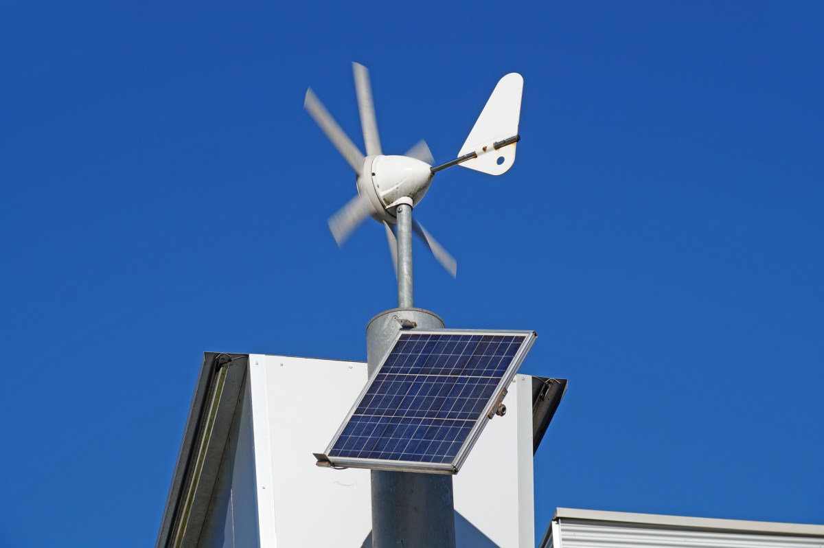 Solarpanel und Mini-Windrad auf Dach