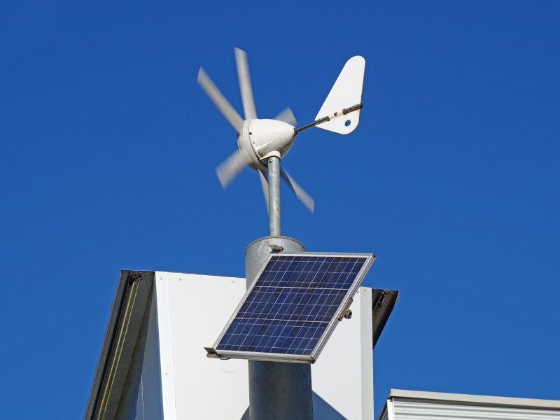 Solarpanel und Mini-Windrad auf Dach