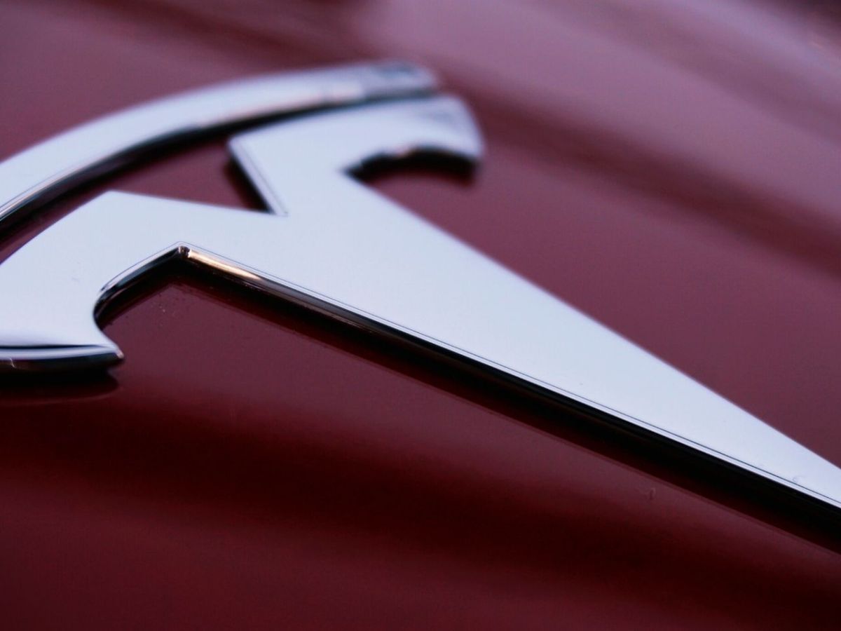 Tesla Logo auf Auto