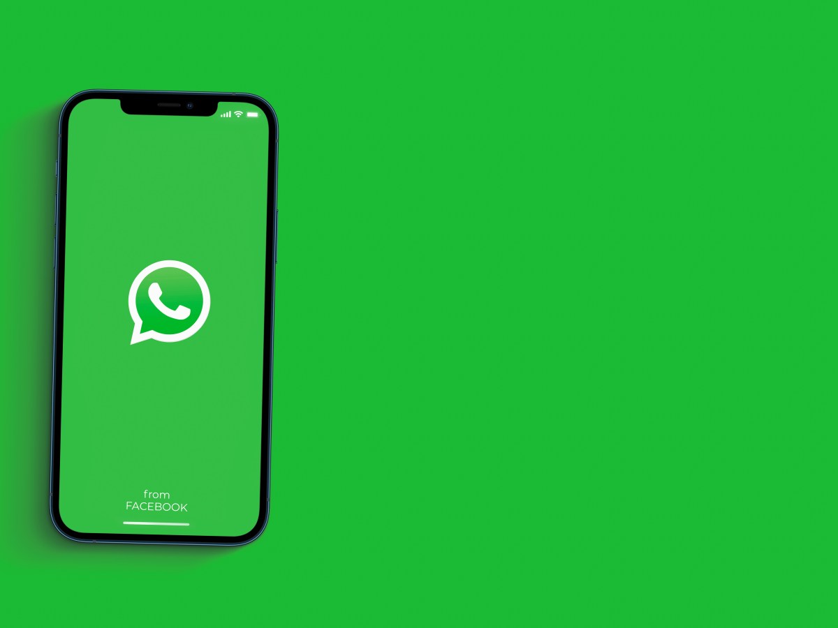 WhatsApp Logo auf einem Handy.