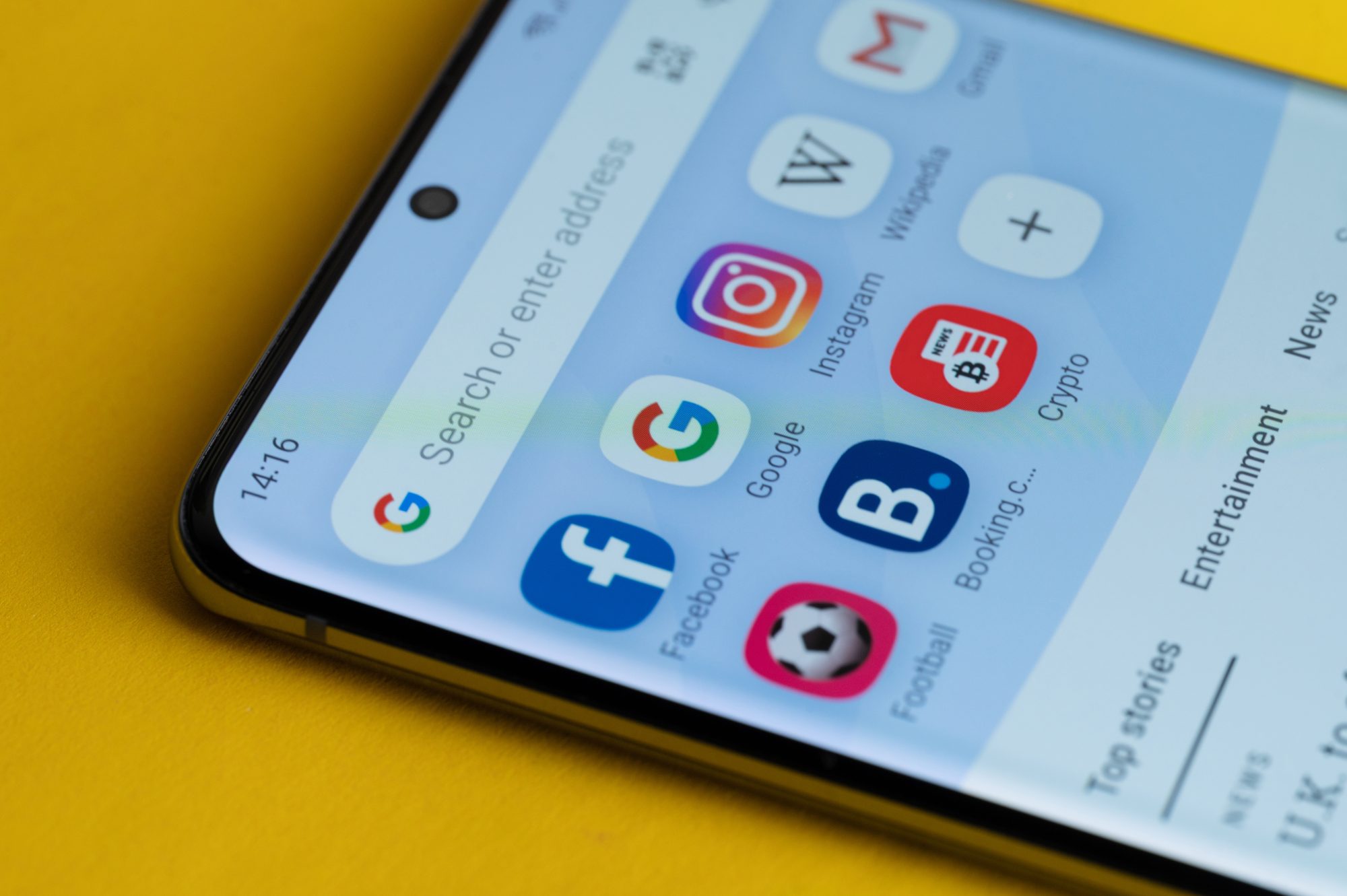 Cancella subito l'app: 5 persone ti stanno spiando di nascosto