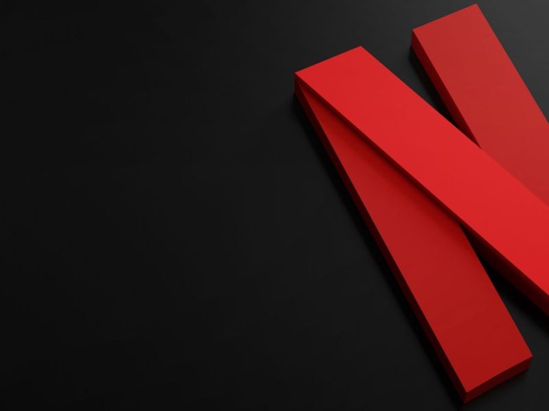 Rotes Netflix-Logo auf schwarzem Hintergrund.