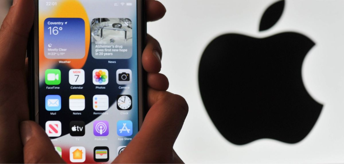 iPhone-Homescreen mit Apple-Logo im Hintergrund