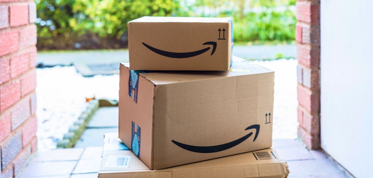 Amazon-Pakete auf einer Türschwelle