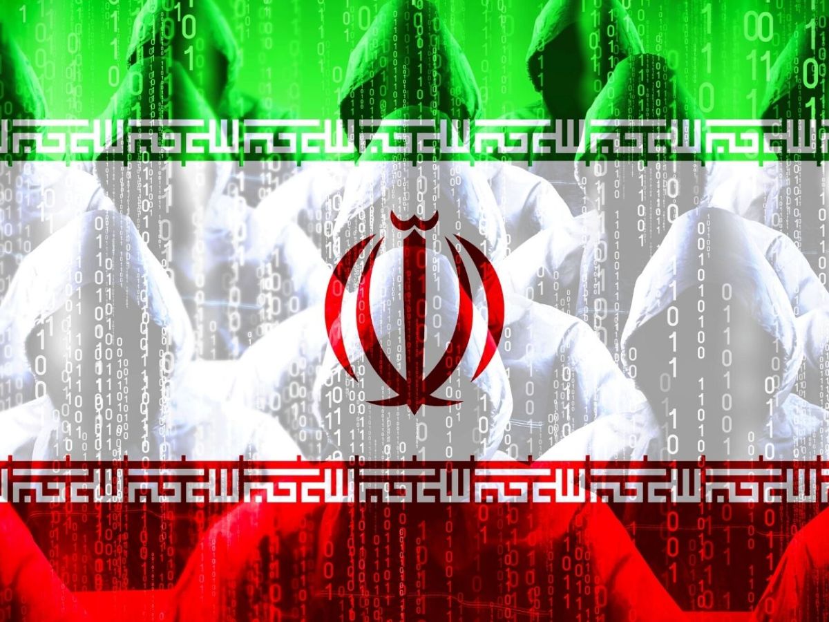 Transparente iranische Flagge vor Kapuzengestalten