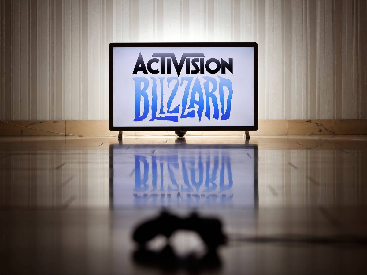 Blizzard Logo vor Xbox Controller