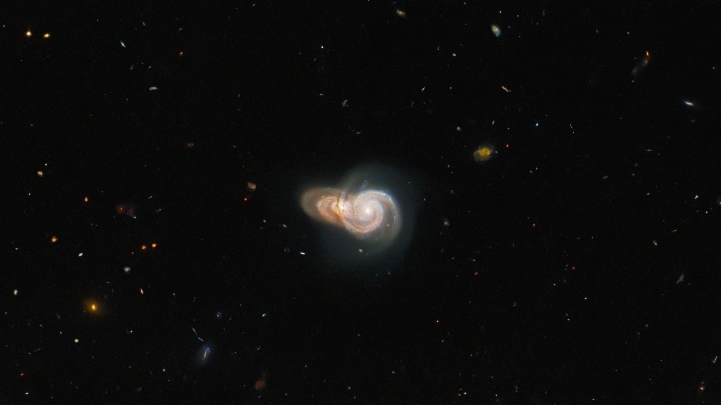 Zwei sich scheinbar überlappende Galaxien.