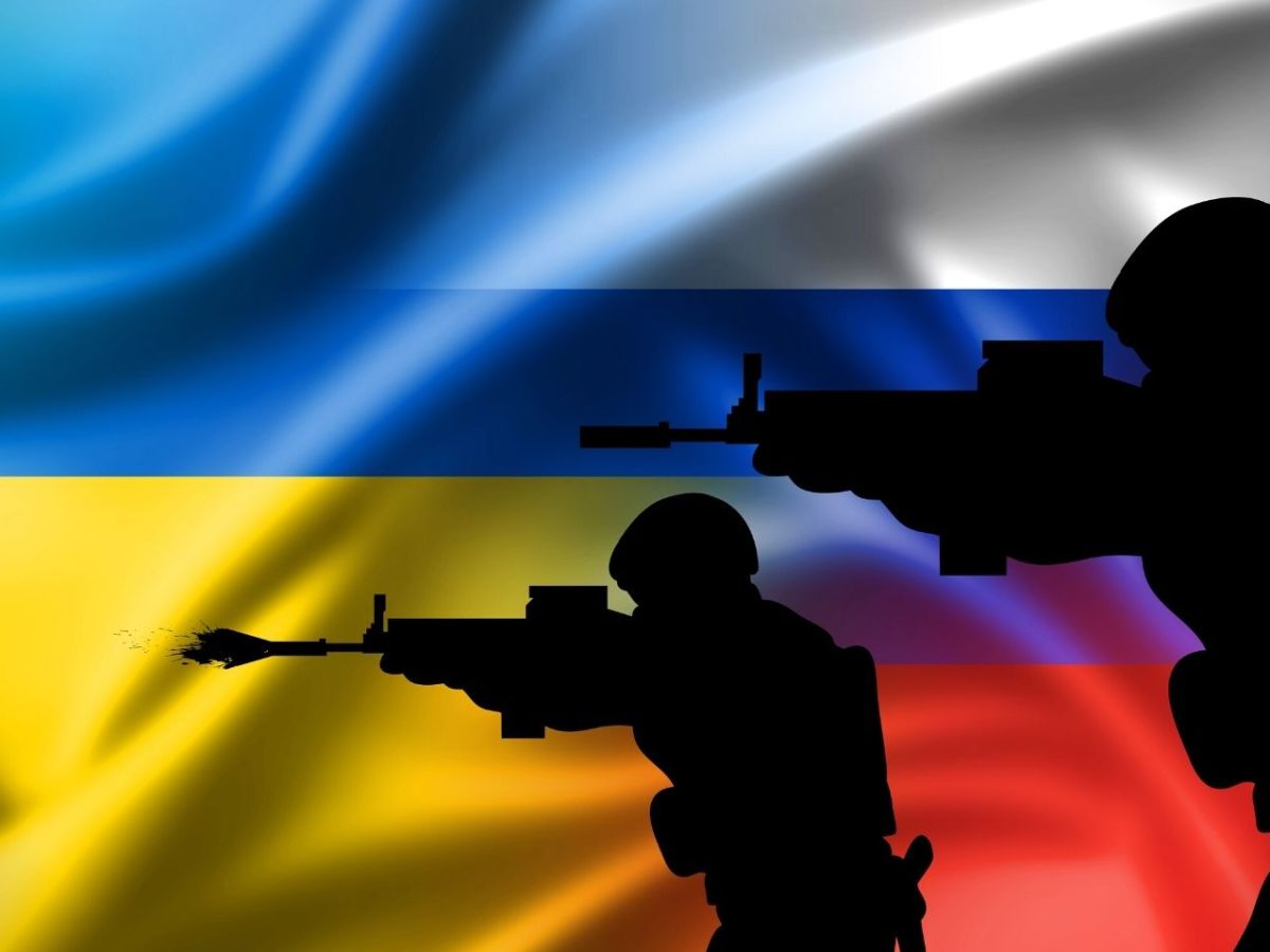 Ukrainische und Russische Flaggen nebeneinander – Soldaten im Vordergrund