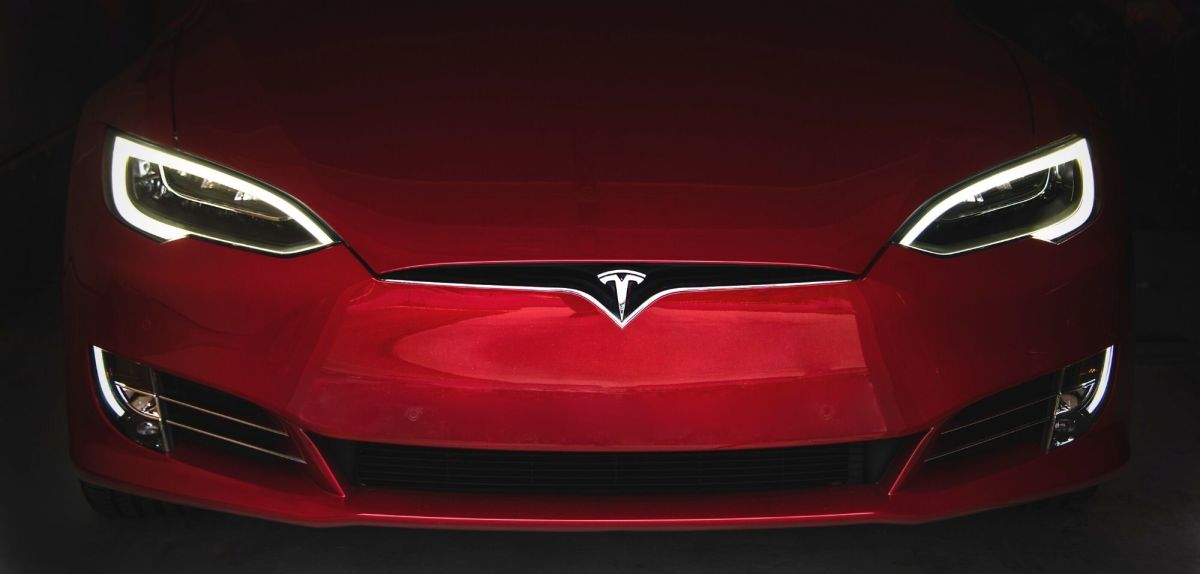 Ein Tesla-Wagen von vorne.