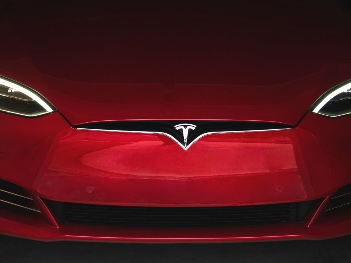 Ein Tesla-Wagen von vorne.