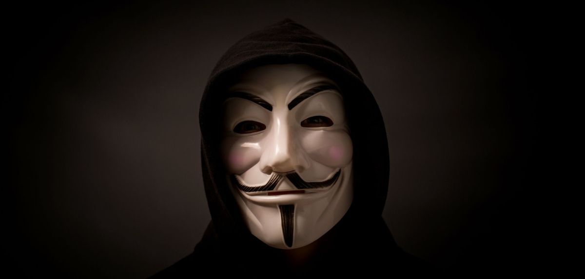 Person mit Guy Fawkes-Maske
