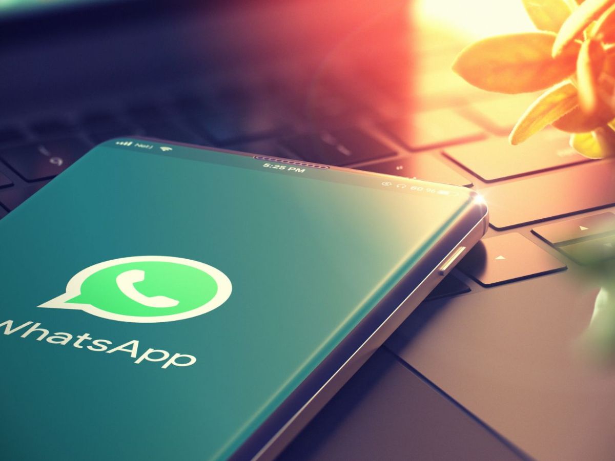 Handy mit WhatsApp Logo liegt auf Tastatur