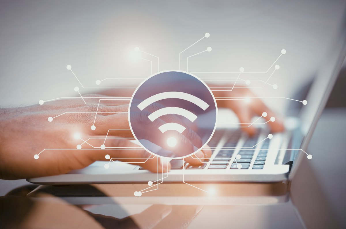 Symbol zeigt WLAN-Verbindung an Handy und Laptop