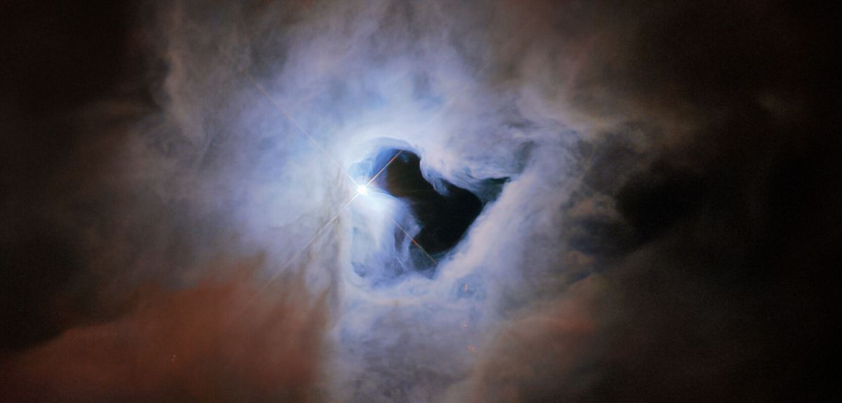 Der Reflektionsnebel NGC 1999 mit dunkler Aussparung in seiner Mitte.