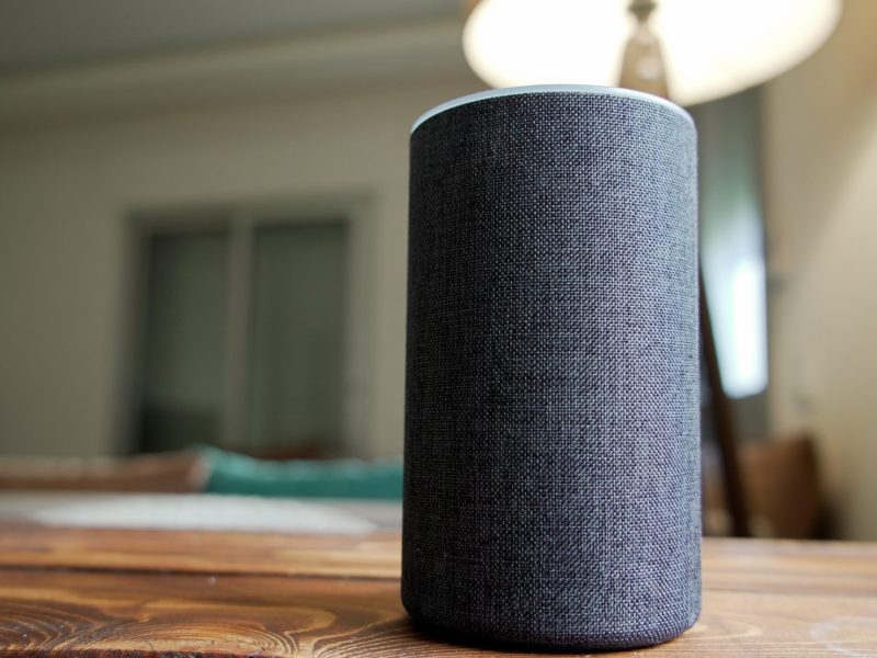 Amazons Echo-Lautsprecher auf einem Tisch