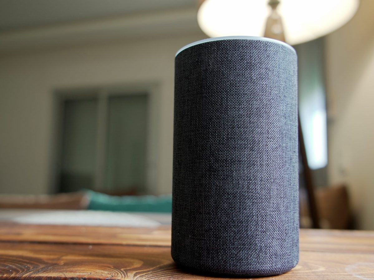 Amazons Echo-Lautsprecher auf einem Tisch