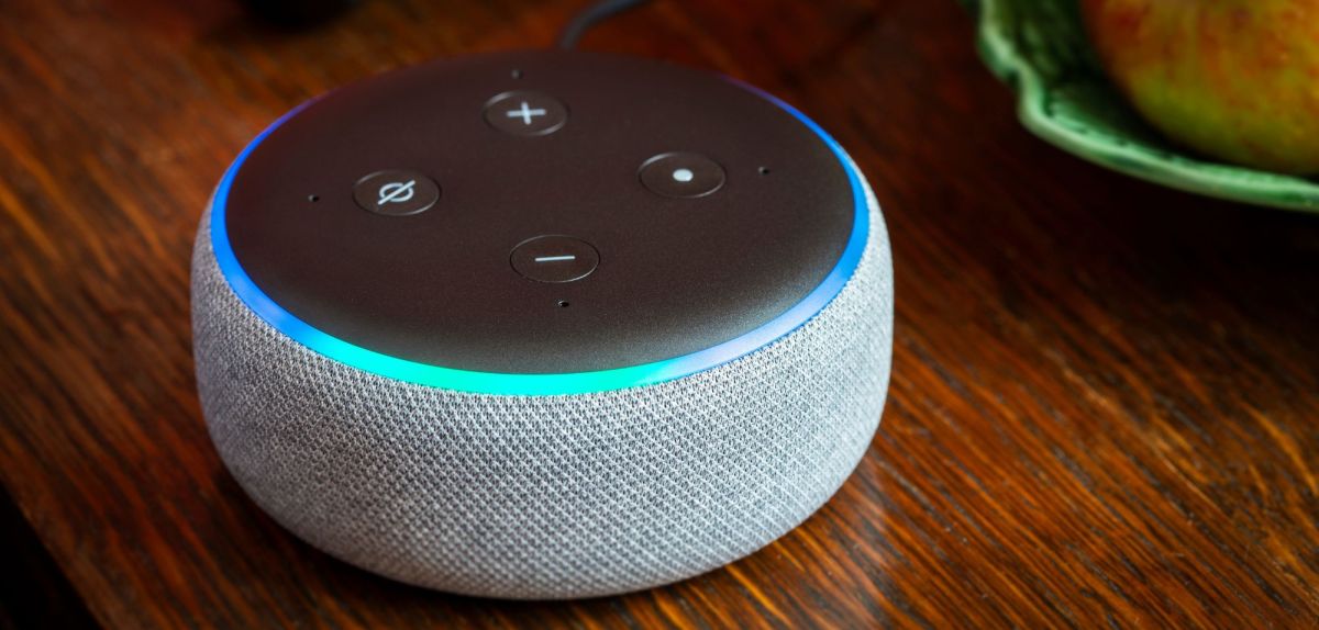 Amazon Echo Dot auf dem Tisch