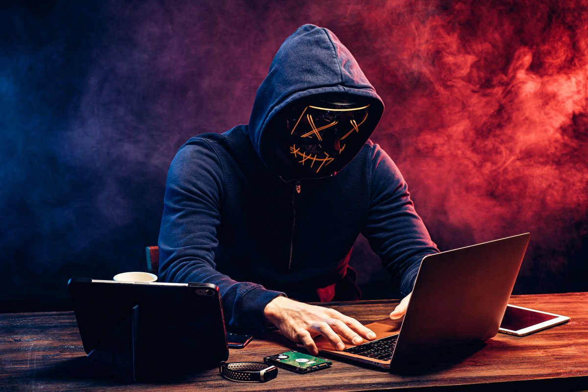 Cyberkrimineller vor PC