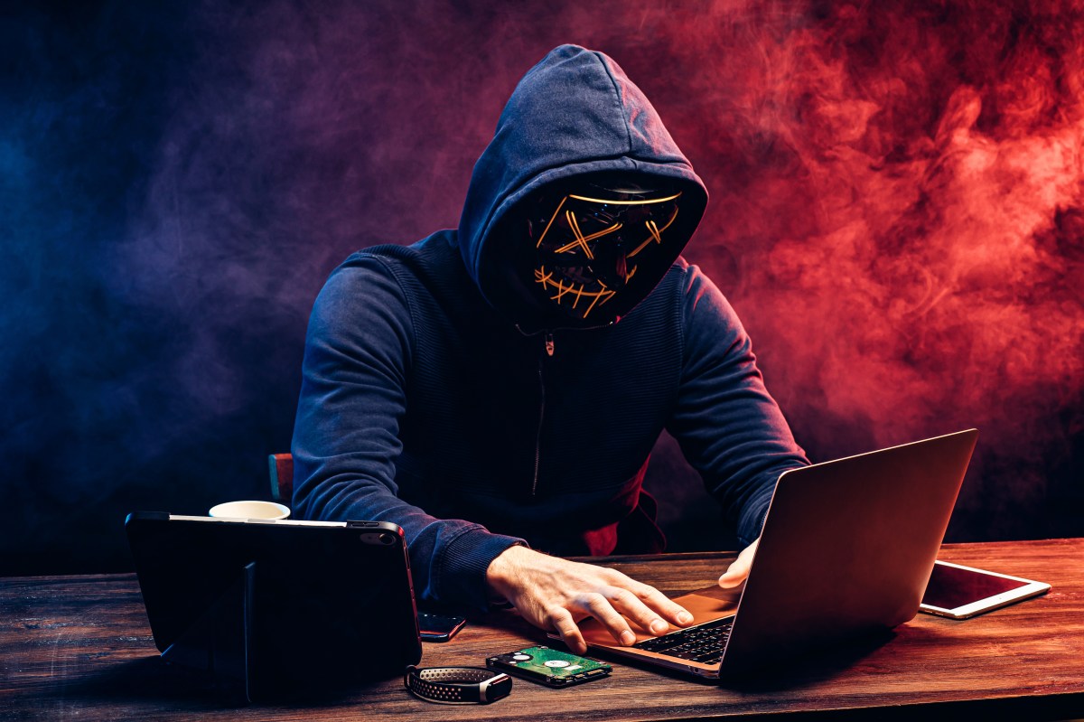 Cyberkrimineller vor PC